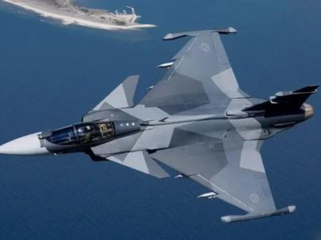 Không phải F-16, loại tiêm kích nào mới phù hợp nhu cầu hiện tại của không quân Ukraine?