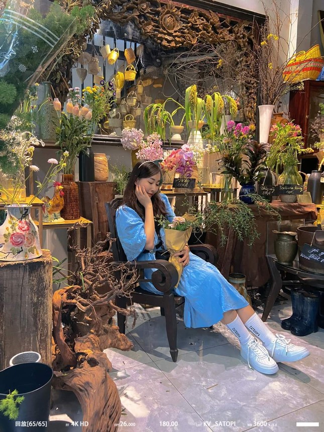 “Nàng thơ” giữa vườn hoa rực rỡ. (Ảnh: Cẩm Tú)