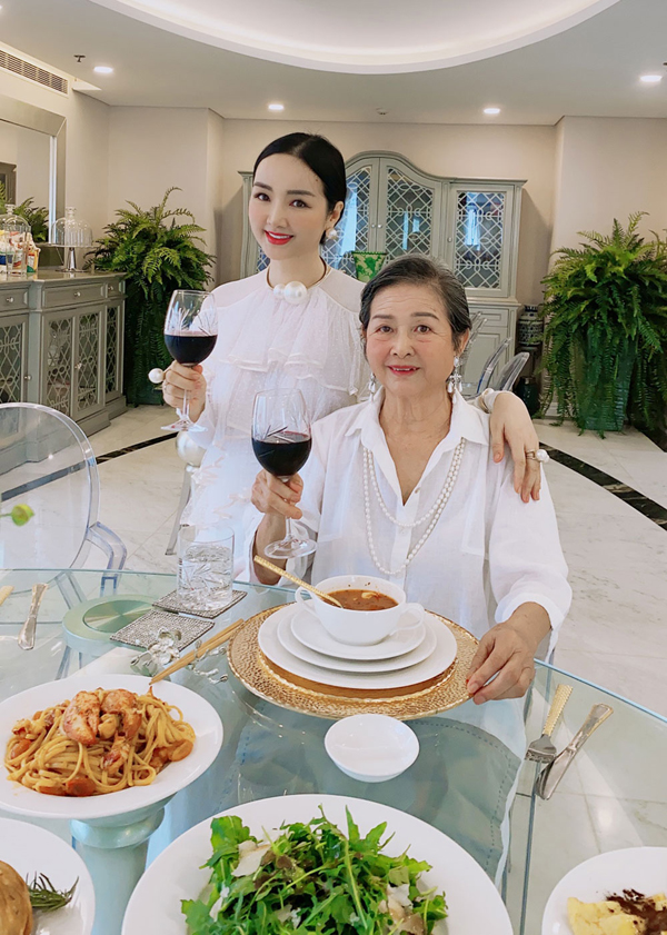 Mẹ ruột Hoa hậu Giáng My: Hoa khôi Nhạc viện Hà Nội một thời, U80 gu thời trang sang chảnh - 3