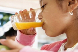 Sức khỏe đời sống - 3 nguyên tắc cha mẹ cần biết khi cho trẻ uống Oresol để tránh nguy hiểm đến tính mạng