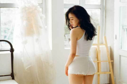 Thời trang - "Quỳnh Búp Bê", Cao Thái Hà mê kiểu quần 20cm đi muôn nơi giữa hè nóng đổ lửa