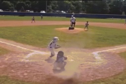 Phi thường - kỳ quặc - Hãi hùng khoảnh khắc cậu bé bị cuốn vào "lốc quỷ”