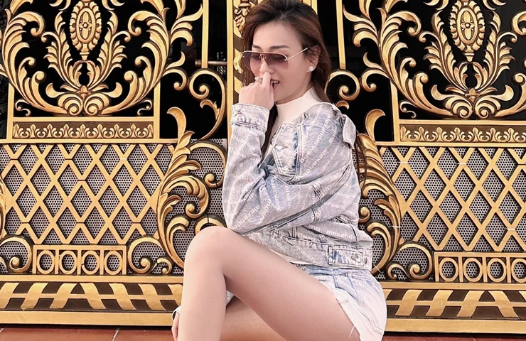 Cô chọn những dáng quần có chiều dài vừa phải, không quá ngắn cũng không quá dài và khéo léo tạo dáng tránh sự cố.

