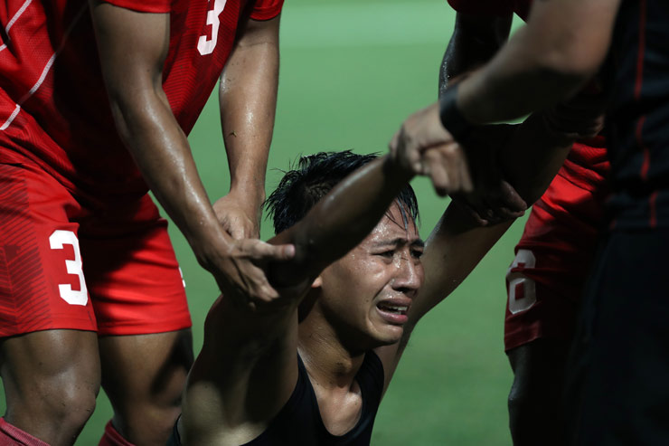 Beckham khóc như mưa, cầu thủ U22 Indonesia bắt tay U22 Thái Lan sau đại chiến - 3