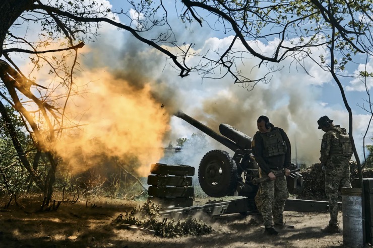 Binh sĩ Ukraine nã pháo gần Bakhmut vào ngày 12/5.