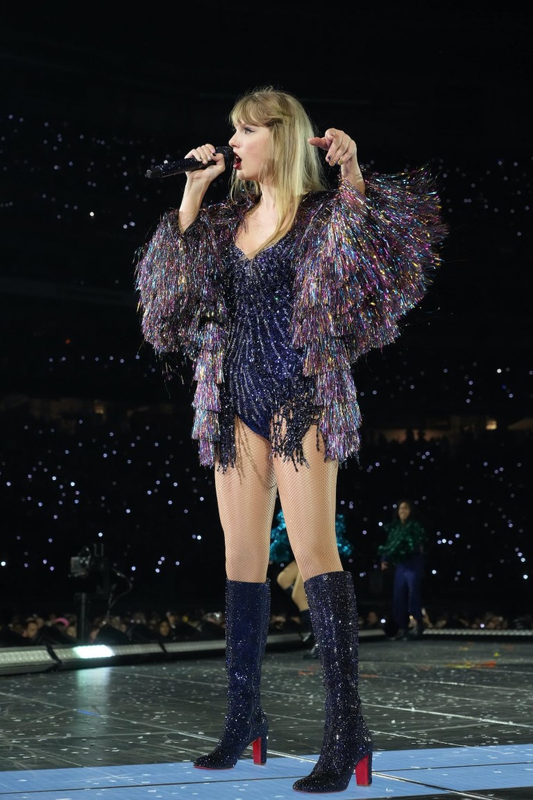 Thời trang lộng lẫy như nữ thần từ chuyến lưu diễn thế kỷ của Taylor Swift - 10