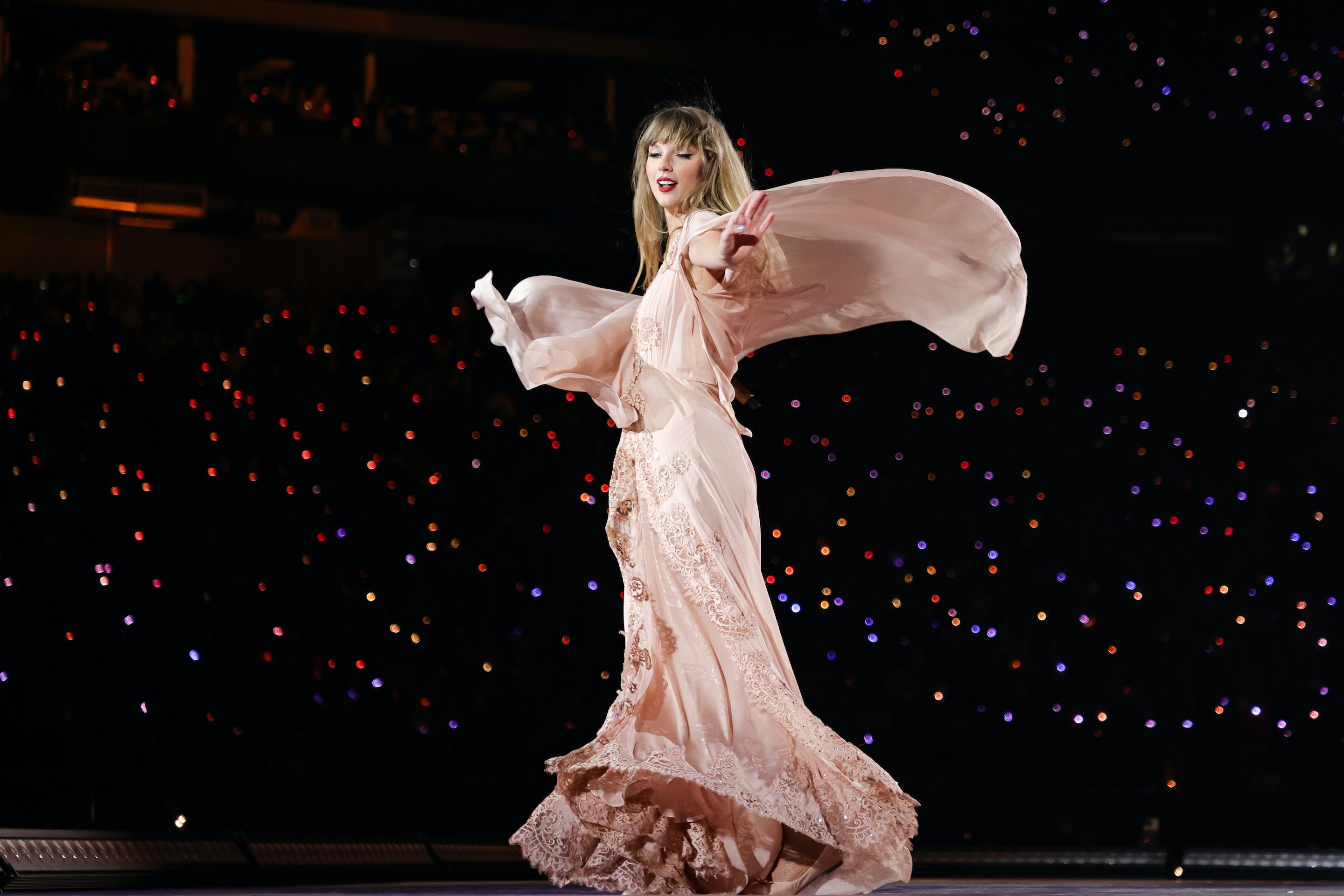 Thời trang lộng lẫy như nữ thần từ chuyến lưu diễn thế kỷ của Taylor Swift - 15