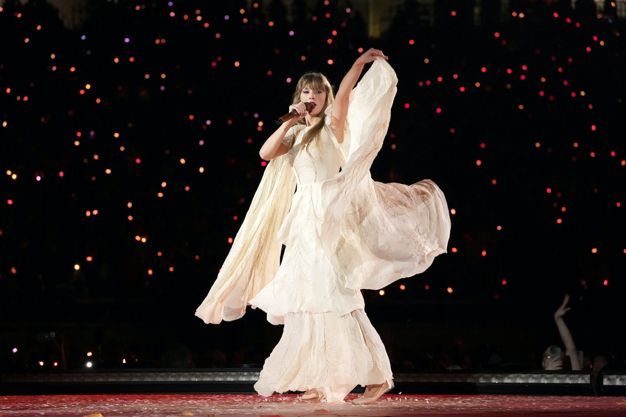 Thời trang lộng lẫy như nữ thần từ chuyến lưu diễn thế kỷ của Taylor Swift - 8
