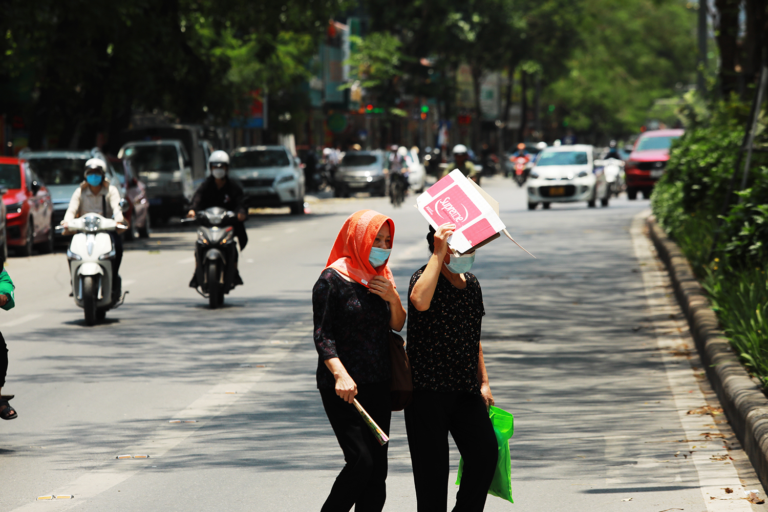 Hà Nội nắng nóng như chảo lửa, người dân “ngụy trang” đủ kiểu để giải nhiệt - 11