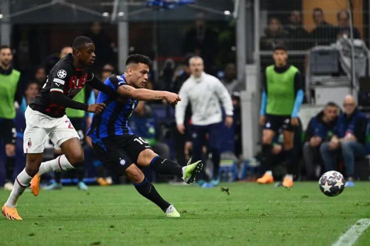 Lautaro Martinez sút góc gần ghi bàn giúp Inter Milan thắng AC Milan 1-0 ở trận bán kết lượt về Champions League
