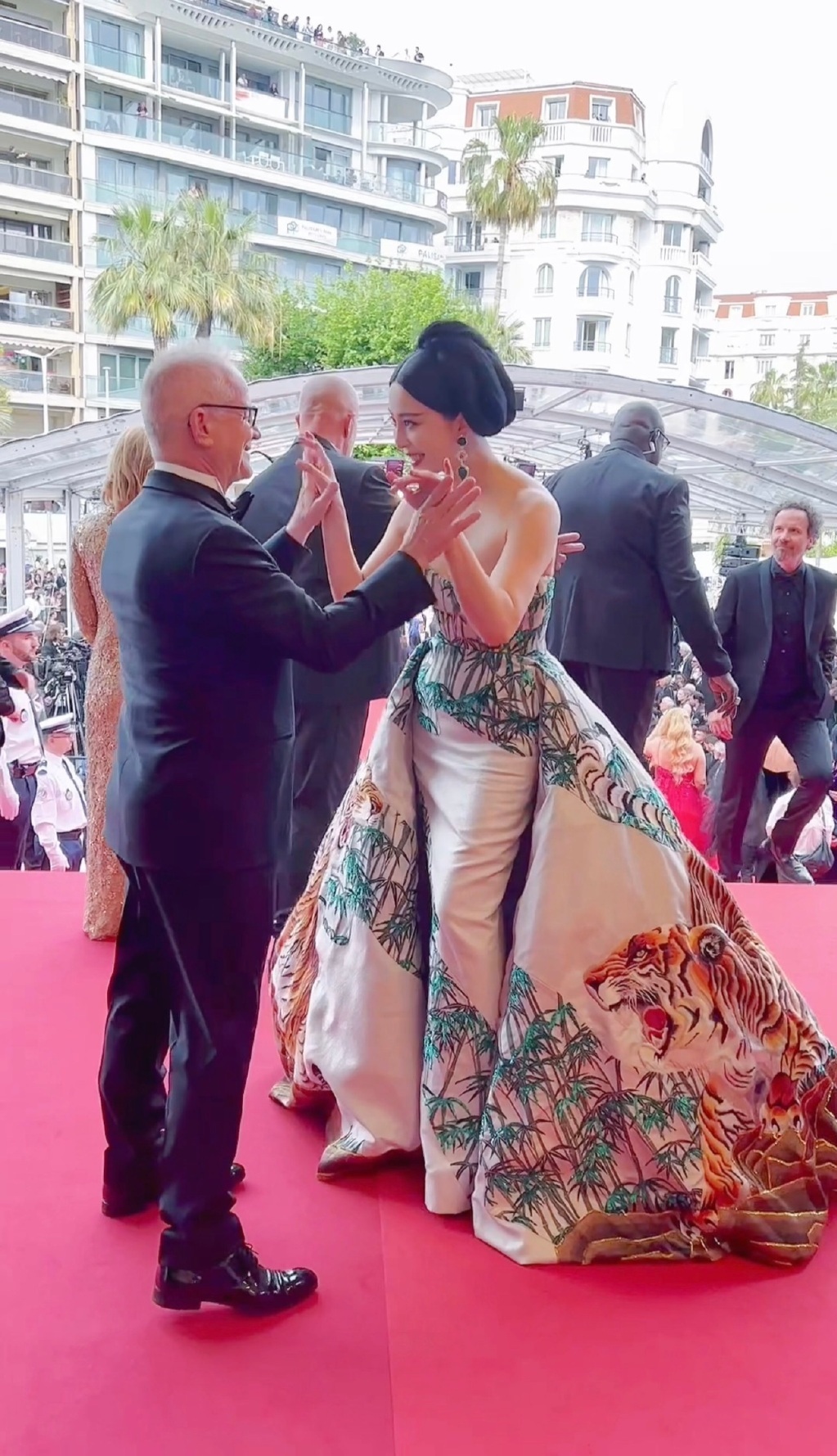 Phạm Băng Băng diện váy mãnh hổ, khoe làn da trắng nõn tại LHP Cannes - 4