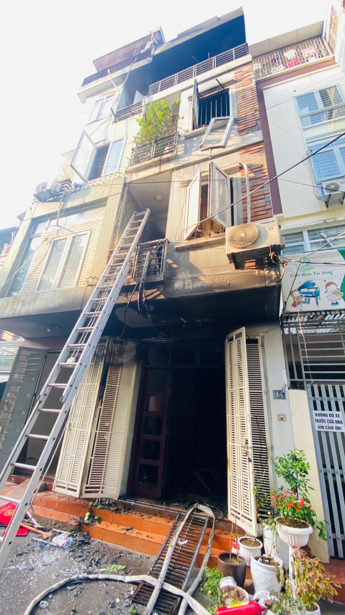 Vụ trèo ban công thoát khỏi căn nhà bốc cháy ở Hà Nội: 5 người thoát nạn nhờ bé trai - 1