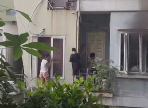 Vụ trèo ban công thoát khỏi căn nhà bốc cháy ở Hà Nội: 5 người thoát nạn nhờ bé trai - 3