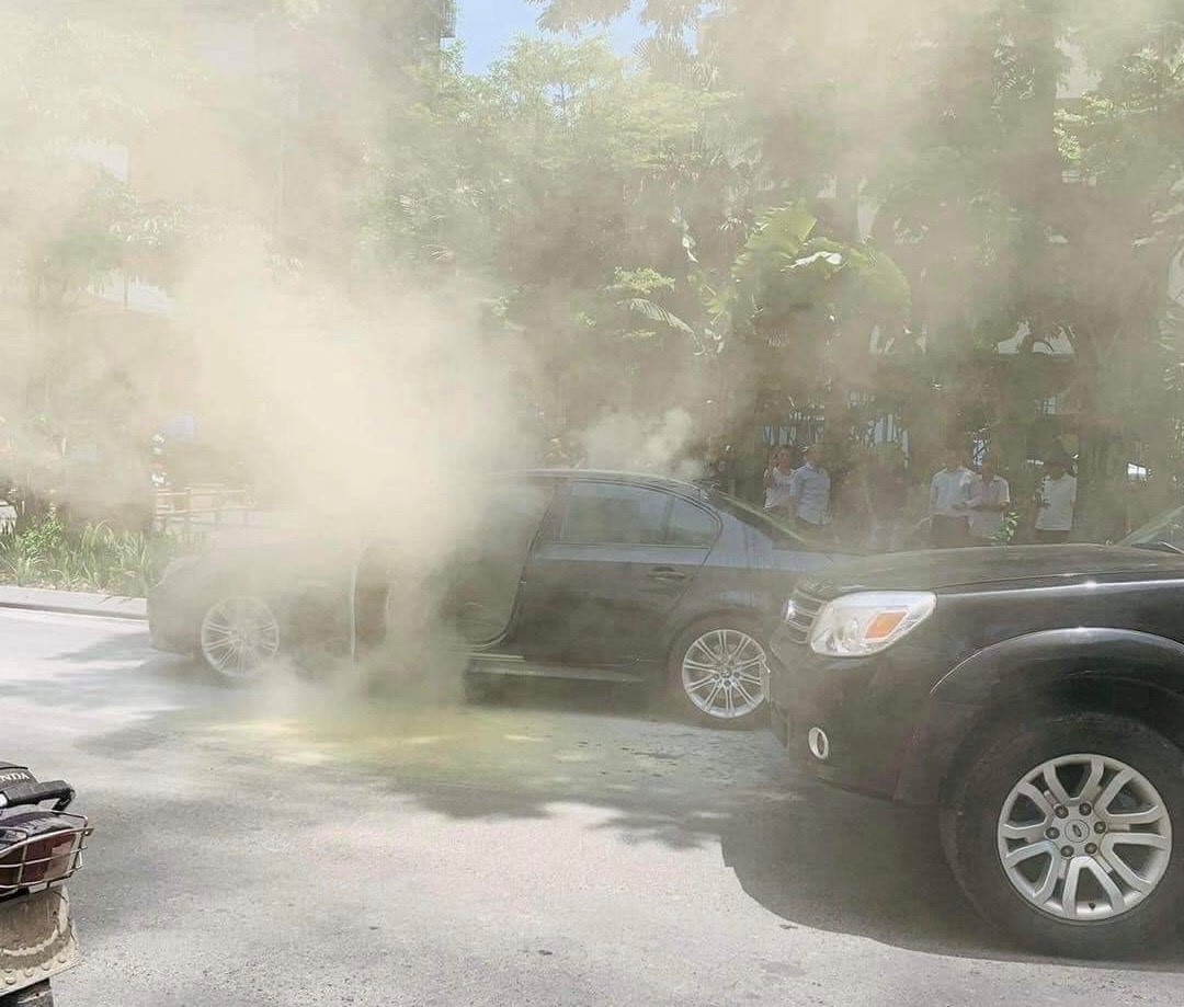 Ô tô BMW bất ngờ bốc cháy giữa trưa nắng ở Hà Nội - 1