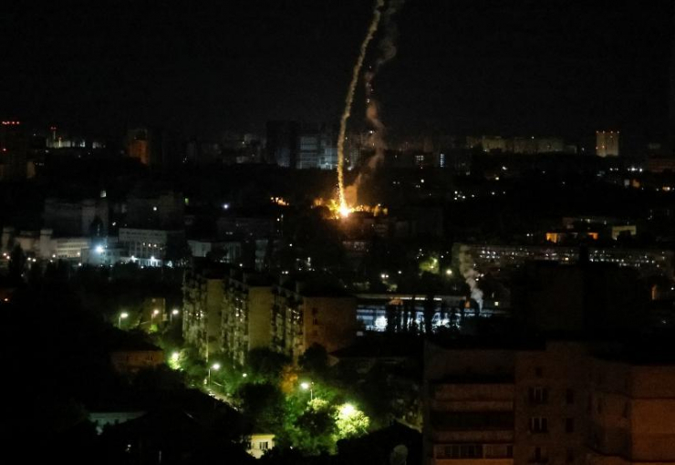 Khoảnh khắc tên lửa phát nổ ở Kiev ngày 16/5. Ảnh: Reuters