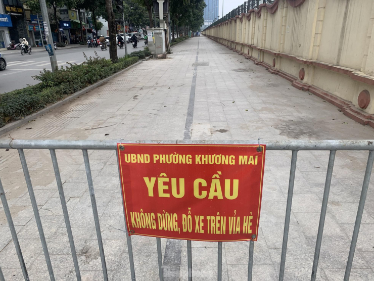 Hà Nội: Đặt trụ đá ngăn ô tô 'cày xới' vỉa hè lát đá - 9