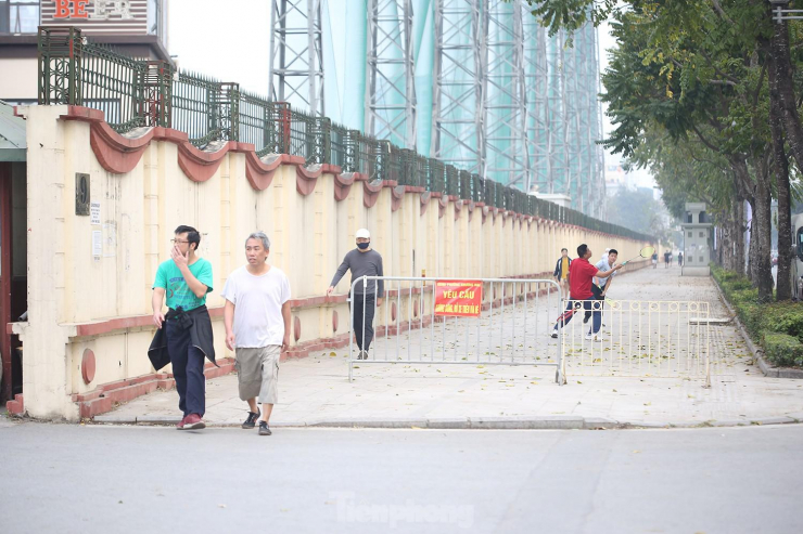 Hà Nội: Đặt trụ đá ngăn ô tô 'cày xới' vỉa hè lát đá - 10