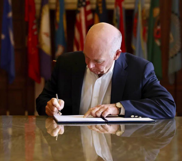 Thống đốc bang Montana - ông Greg Gianforte ký luật cấm hoàn toàn Tiktok ngày 17-5. Ảnh: AP