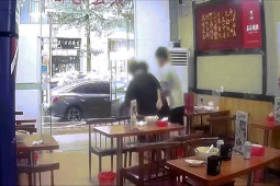 Video: Bức xúc cảnh 3 thanh niên ”quỵt” tiền ăn, chạy vội khỏi nhà hàng sau khi dùng bữa