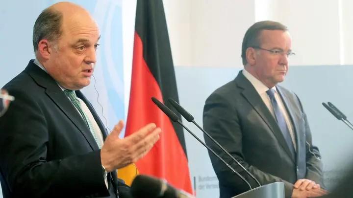 Bộ trưởng Bộ Quốc phòng Đức Boris Pistorius (phải) và người đồng cấp Anh Ben Wallace, họp báo tại trụ sở Bộ Quốc phòng Đức (ở thủ đô Berlin) ngày 17-5. Ảnh: AP