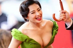 Làm đẹp - "Mỹ nhân phản bội Châu Tinh Trì" khoe khéo "tòa thiên nhiên" như báu vật trước bao người