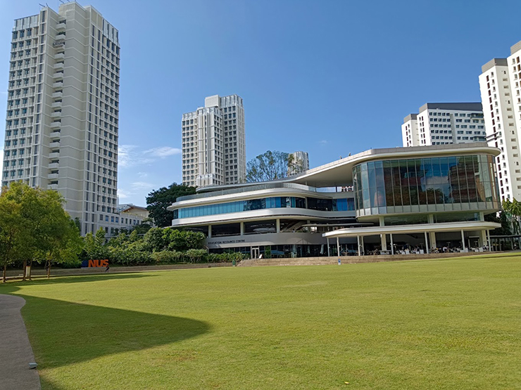 Trường có môi trường học tập đa dạng, chuẩn quốc tế, với sinh viên và giảng viên đến từ hơn 100 quốc gia khác nhau.
