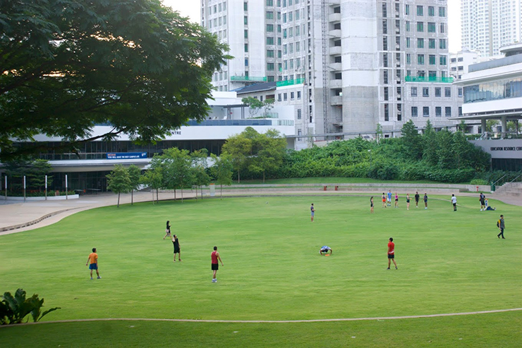 NUS nằm ở vị trí trung tâm của Singapore, gần với trung tâm kinh tế và văn hóa của thành phố. Điều này giúp sinh viên dễ dàng tiếp cận các tài nguyên về nghệ thuật, văn hóa và kinh doanh.
