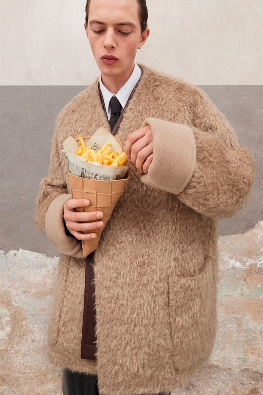 Bottega Veneta tung túi đựng khoai tây chiên hình nón sang chảnh - 1