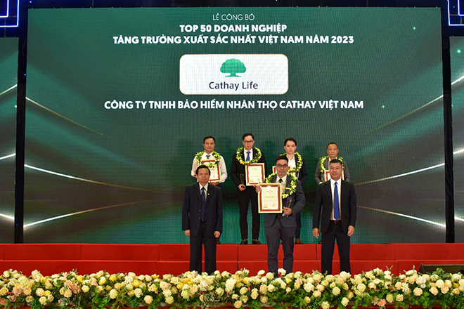 Ông Mai Xuân Trưởng- đại điện Cathay nhận giải tại buổi lễ