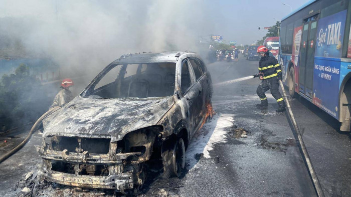 Hà Nội: Ô tô 7 chỗ bốc cháy trên Quốc lộ 32 giữa thời tiết 40 độ C - 2