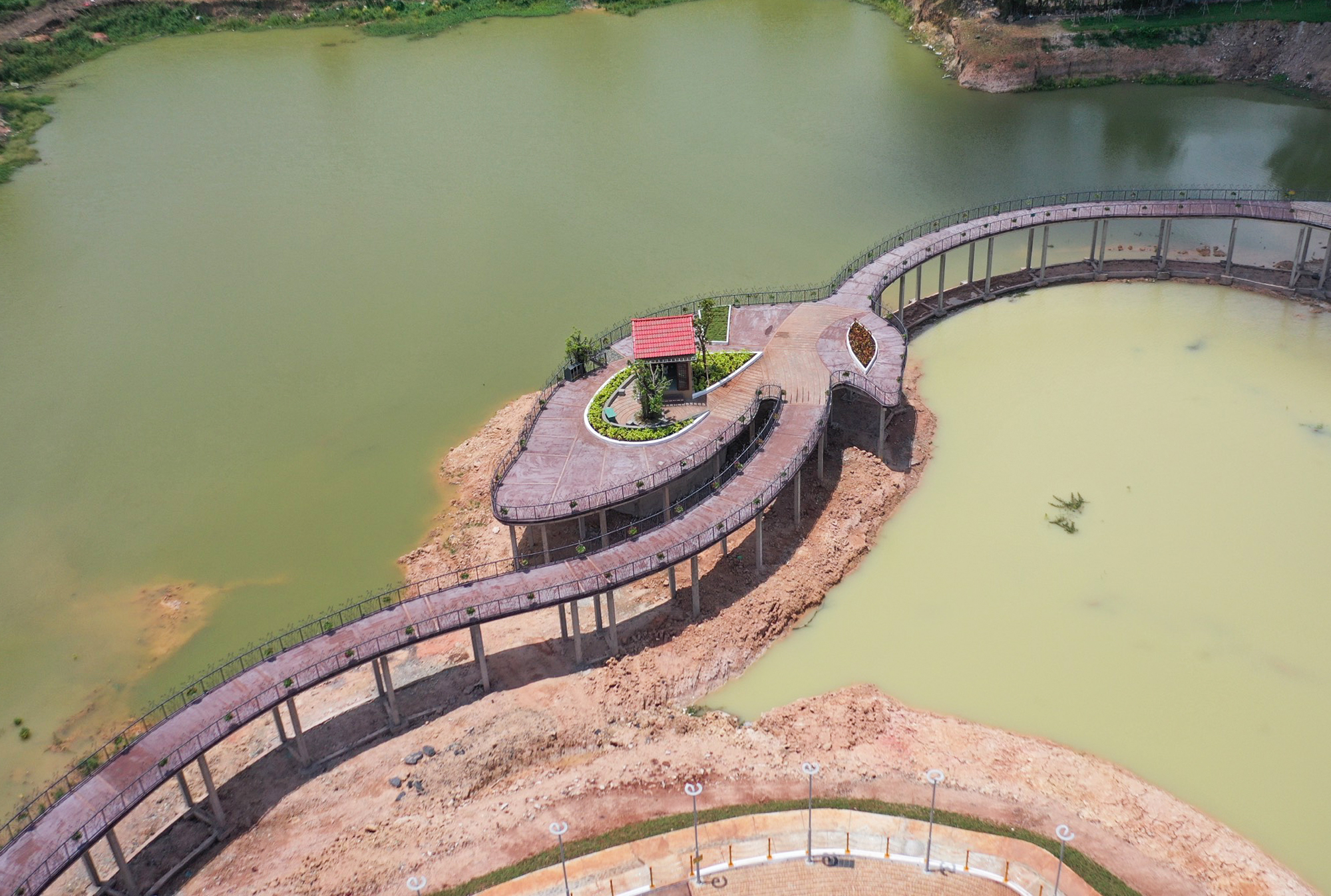 Khu mặt nước rộng hơn 29.000m2, xây dựng lối đi bộ uốn lượn xuyên hồ cho khách tản bộ, ngắm cảnh.