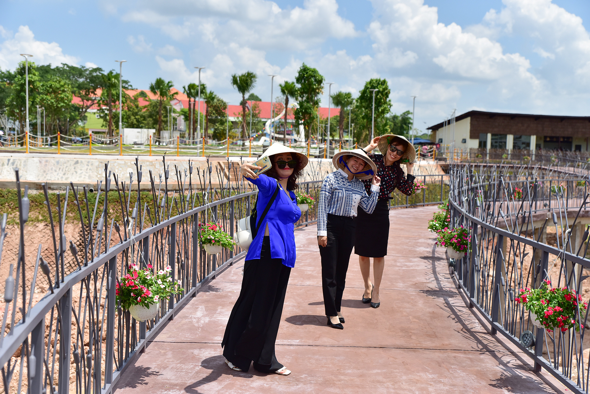 Lối đi bộ trên mặt hồ rộng hơn 2m, lan can được thiết kế cách điệu hình những cành trúc.