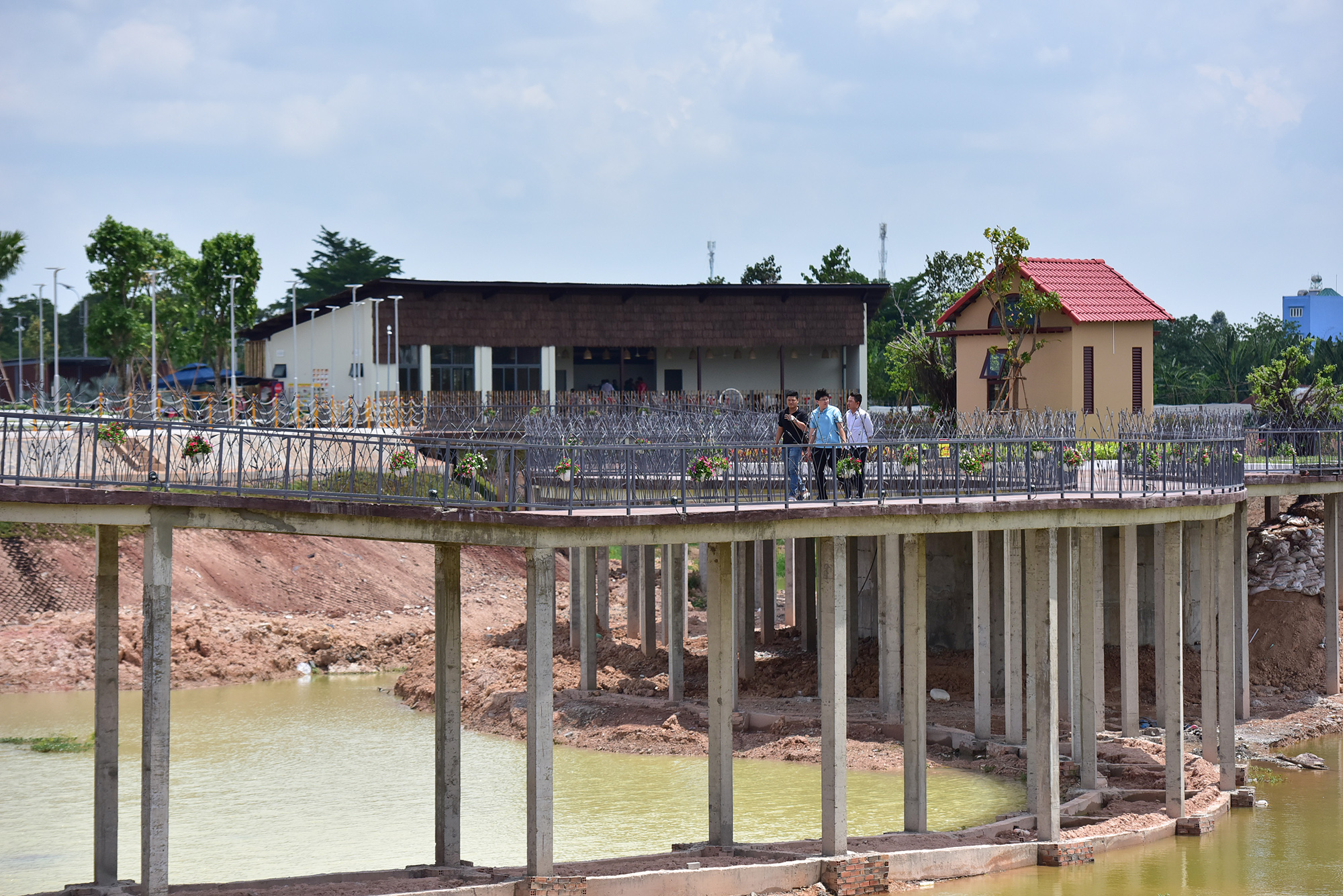 Khi mực nước hồ được lấp đầy, lối đi bộ này sẽ là không gian lý tưởng để người dân và du khách check-in, ngắm cảnh.