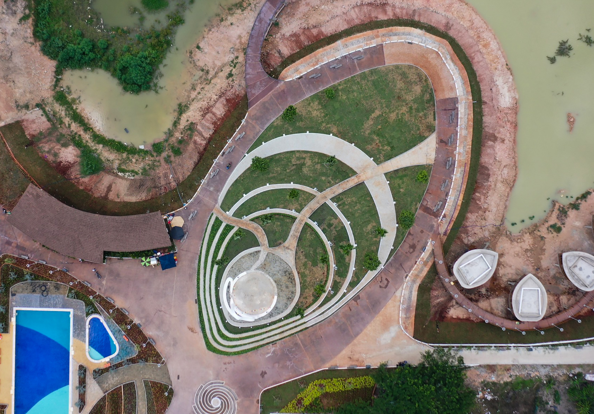 Điểm nhấn của công viên là khu du lịch dịch vụ quảng trường văn hoá với biểu tượng câu chuyện trầu cau rộng hơn 2.000m2. Quảng trường được thiết kế nổi bật với hình quả cau – dây trầu, một sản vật đặc trưng của vùng đất Hóc Môn. Vùng đất Hóc Môn xưa là nơi trồng trầu cau cung cấp cho khắp vùng Gia Định, từ thế kỷ 17. Ở đây nổi tiếng với địa danh 18 thôn vườn trầu, là căn cứ kháng chiến chống Pháp, nơi nuôi giấu cán bộ cách mạng.