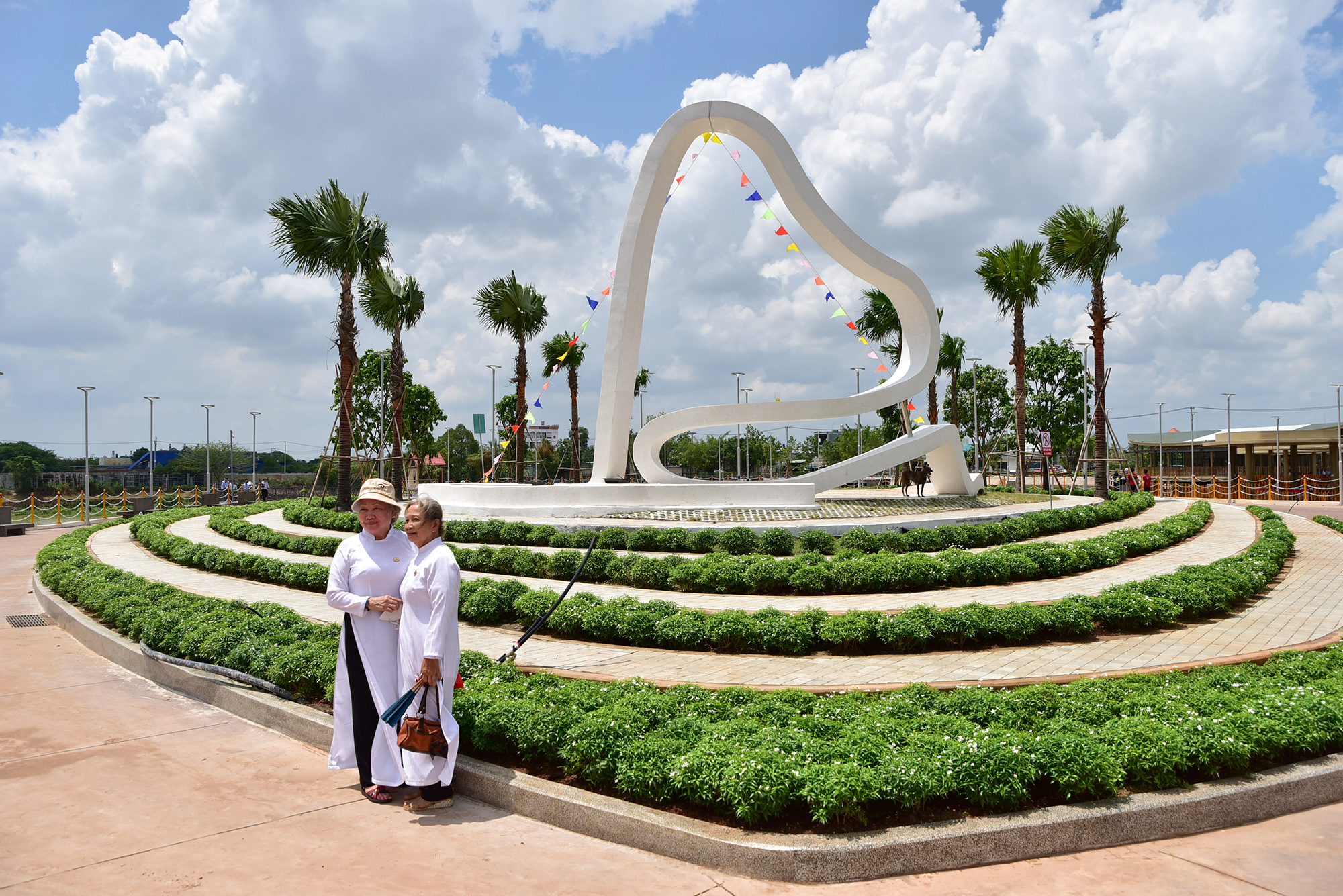 Dây trầu uốn lượn, đan xen giữa quả cau tạo thành biểu tượng trầu – cau.