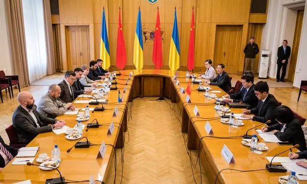 Ngoại trưởng Ukraine Dmytro Kuleba (ở giữa, bên trái) tiếp đặc phái viên Trung Quốc Lý Huy (ở giữa, bên phải) tại thủ đô Kiev ngày 17/5. Ảnh: AP