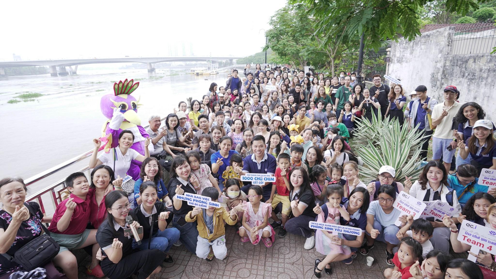 Bên cạnh trao nhà tình thương, cộng đồng học viên DCI thấm nhuần triết lý “Give what you want” bằng cách tham gia thả phóng sinh cho hàng nghìn chú chim, cá