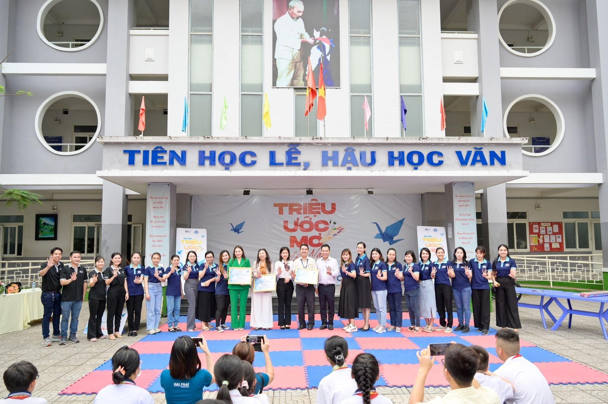 Chủ tịch Nguyễn Công Bình cùng cộng đồng DCI Việt Nam trong chương trình trao tặng Thư viện mơ ước của Dự án Million Dreams tại trường THCS Lý Thánh Tông, Quận 7, TP.HCM.