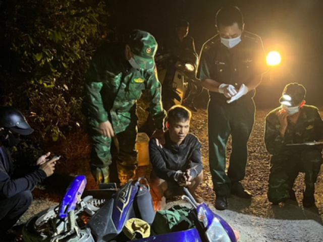 Pháp luật - Bắt 1 nam thanh niên vận chuyển 55kg thuốc nổ