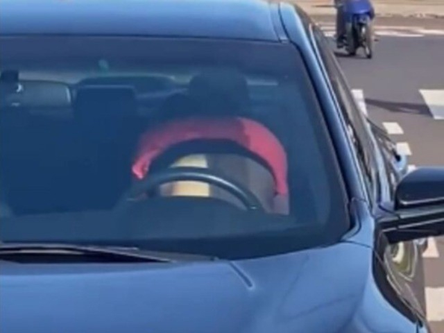 Bạn trẻ - Cuộc sống - Nhân lúc tắc đường, cặp đôi "hành sự" ngay trong ôtô khiến những người xung quanh vô cùng nhức mắt