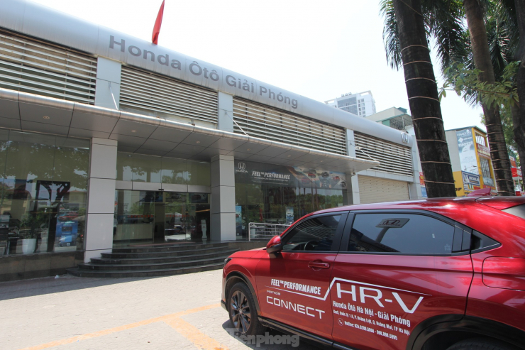 Ghi nhận trong ngày 17/5/2022, Chi nhánh ô tô Giải Phóng tại số 09 đường Ngọc Hồi vẫn mở cửa đón ô tô của khách ra vào, “phớt lờ” yêu cầu của lực lượng chức năng.