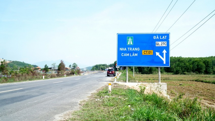 Cao tốc đoạn Nha Trang - Cam Lâm thông xe vào lúc 10 giờ ngày 19-5.