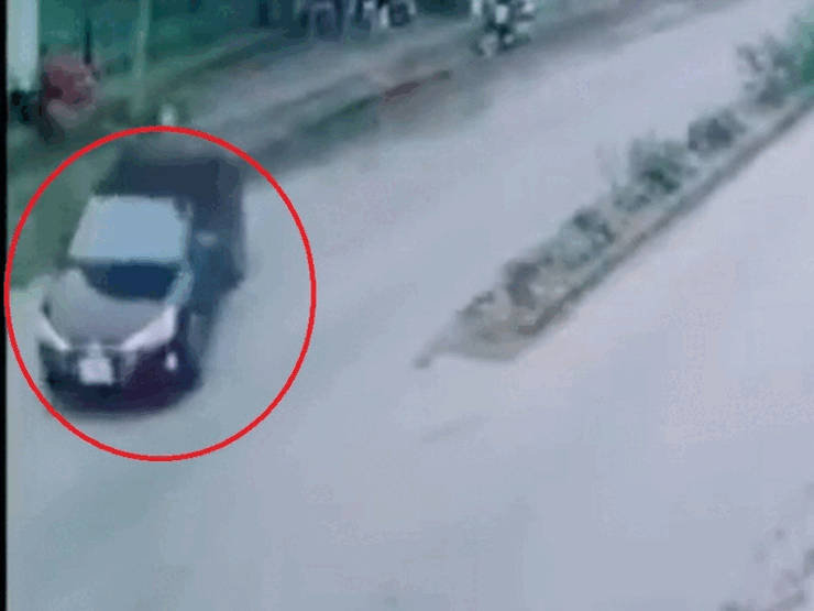 Clip: Vội một giây, xe ôtô con bị xe tải 'cắt' cụt đầu