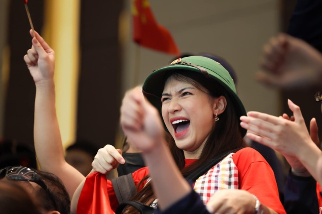 Hòa Minzy lên báo Indonesia vì đội mũ cối cổ vũ Việt Nam ở SEA Games 32 - 1