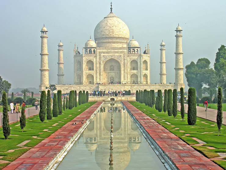 Taj Mahal ở Agra là một lăng mộ bằng đá cẩm thạch trắng rộng lớn, được xây dựng từ năm 1632 đến 1653 theo lệnh của hoàng đế Mughal Shah Jahan để tưởng nhớ người vợ yêu quý của ông. Taj Mahal là một trong những lăng mộ được bảo tồn tốt nhất và có kiến trúc đẹp nhất trên thế giới, một trong những kiệt tác của kiến trúc Mughal, và là một trong những kỳ quan vĩ đại của Ấn Độ.
