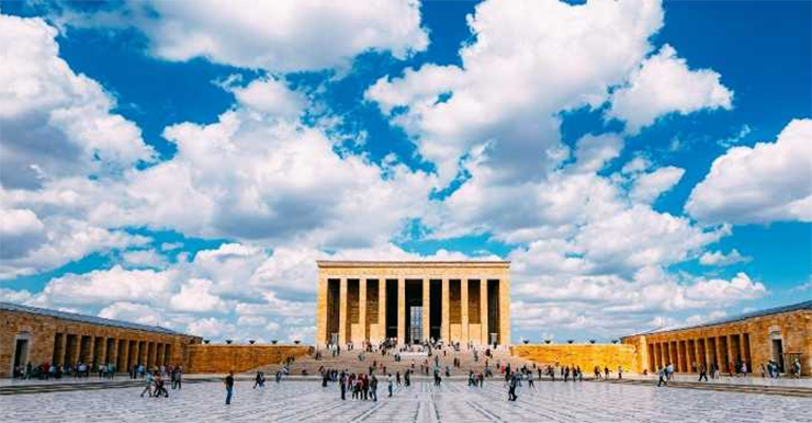 Lăng Atatürk (Anıtkabir) là nơi an nghỉ cuối cùng của Mustafa Kemal Atatürk, người sáng lập và là tổng thống đầu tiên của Cộng hòa Thổ Nhĩ Kỳ. Lăng nằm trên một ngọn đồi hùng vĩ nhìn ra Ankara, thủ đô của quốc gia này.
