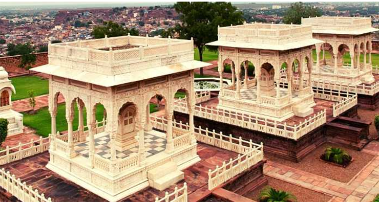 Lăng mộ Jaswant Thada ở Jodhpur, Ấn Độ được xây dựng để tôn vinh Maharaja Jaswant Singh II, người trị vì đất nước từ năm 1878 đến 1895. Lăng mộ được làm bằng đá cẩm thạch trắng đến nỗi bề mặt bên ngoài của toàn bộ tòa nhà phát ra ánh sáng dưới ánh sáng mặt trời.


