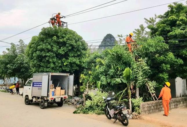 Công nhân điện lực Quảng Bình khắc phục sự cố lưới điện (Ảnh TL)