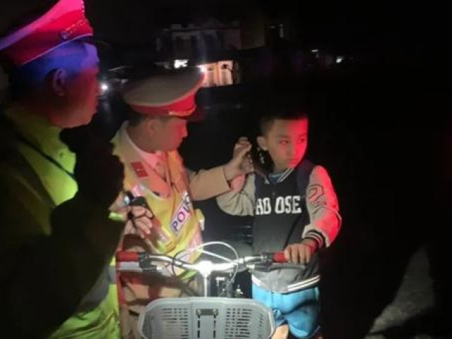 Cậu bé 9 tuổi đi lạc 60km trong đêm được CSGT đưa về nhà