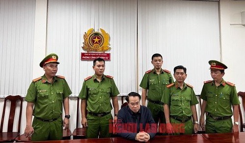 Cơ quan cảnh sát điều tra Công an TP HCM thi hành lệnh bắt ông Đặng Việt Hà, Cục trưởng Cục Đăng kiểm Việt Nam. Ảnh Ý Linh